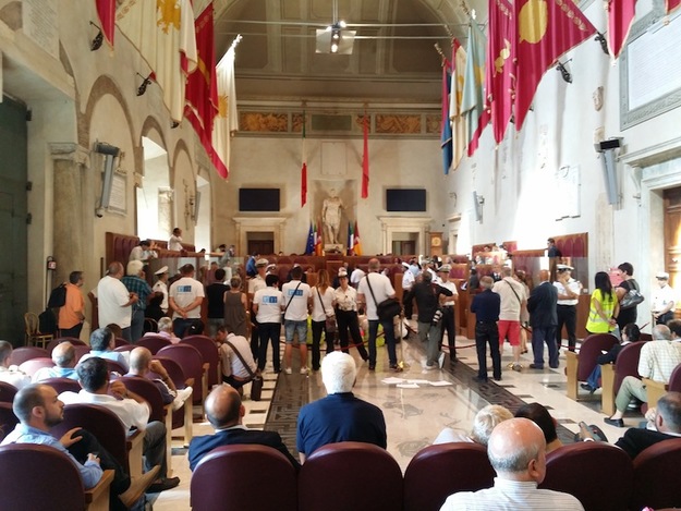 La protesta dei lavoratori di Roma Multiservizi