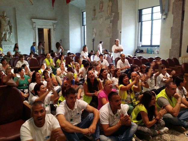 I lavoratori della Roma Multiservizi durante l'occupazione ©Gazzetta Regionale