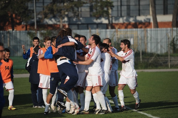Mister Campolo abbracciato dalla squadra