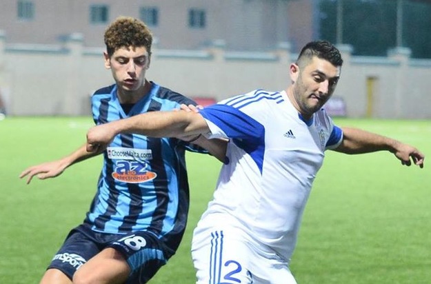 A sinistra Andrea Navarra con la maglia dello Sliema Wanderers