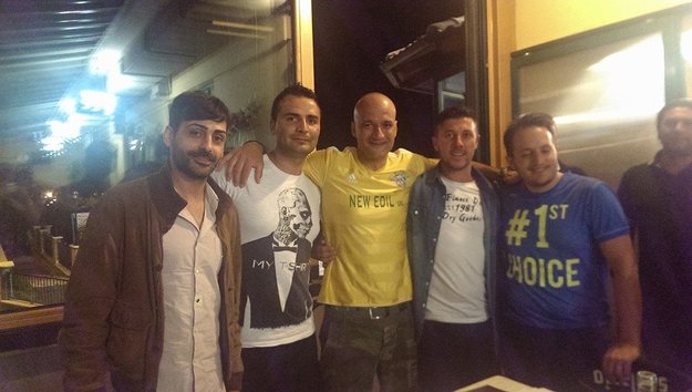Catarinelli, il terzo da sinistra. Ai lati il presidente Massimi e mister Cavola