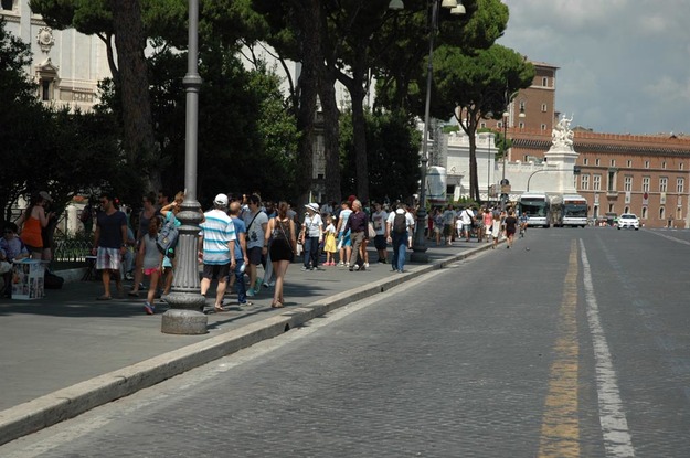Turisti lungo via dei Fori Imperiali ©GazzettaRegionale