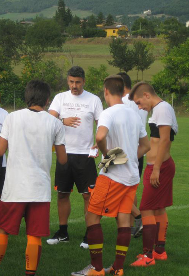 Mister Catini con i suoi giocatori (Foto © Romulea)