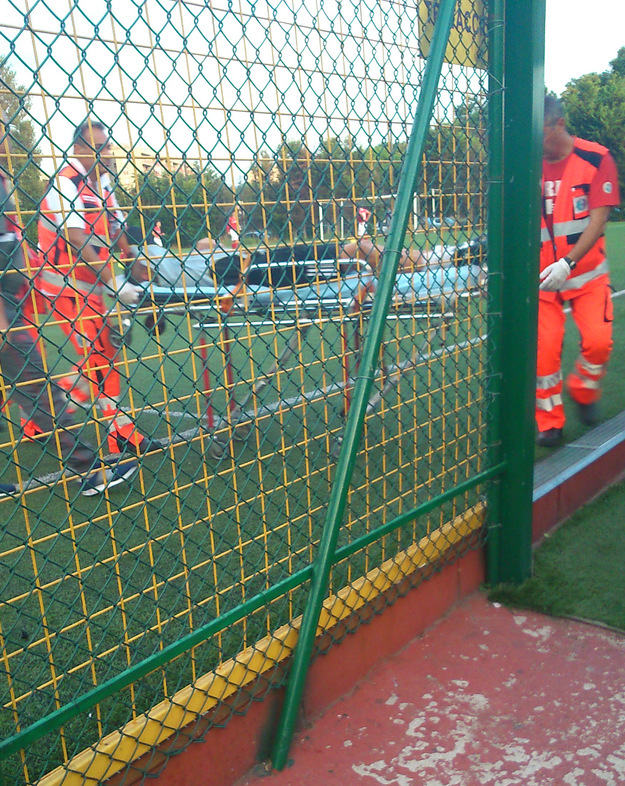 Petrucci viene portato in ambulanza in barella ©Gazzetta Regionale