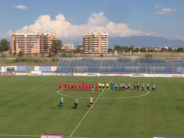 Le squadre all'ingresso in campo