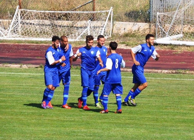 L'esultanza dopo il primo gol del Cynthia