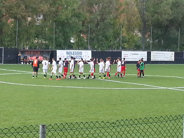 Il saluto tra le due squadre ad inizio gara