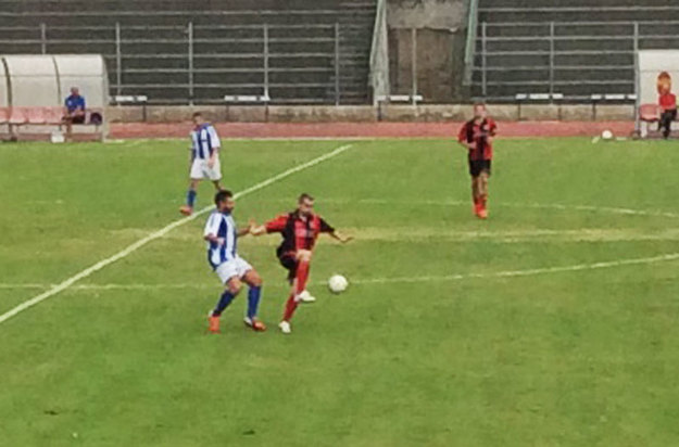 In primo piano il biancoblu Sbraglia, autore del gol vittoria ©GazzettaRegionale