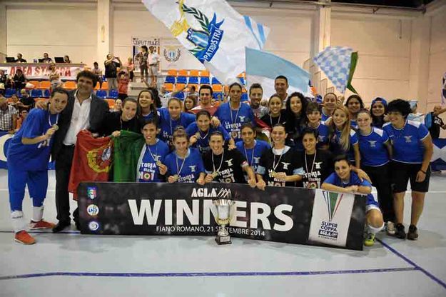 La Lazio con il trofeo