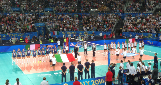 Le squadre in campo durante l'esecuzione degli inni nazionali