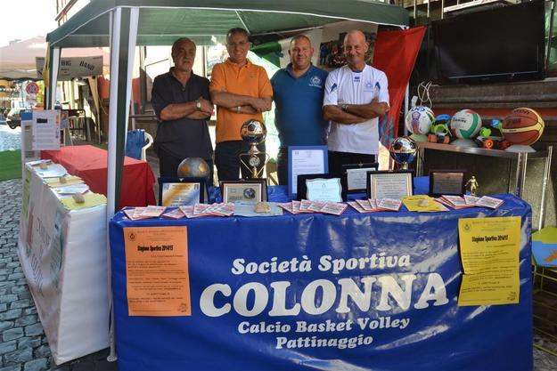 Urgolo, primo a destra assieme ad altri dirigenti allo stand del Colonna alla fiera