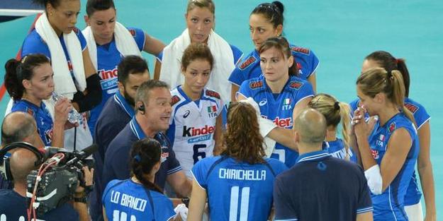 Coach Bonitta durante un time out