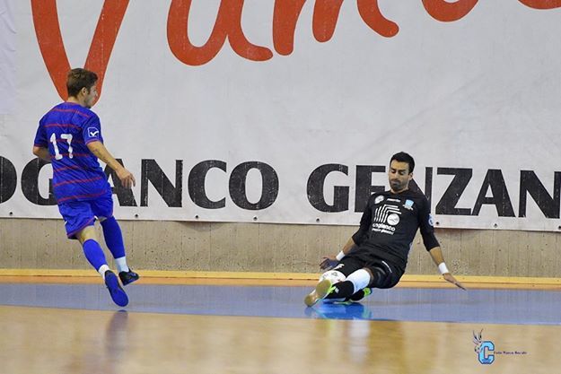 Giannone in azione contro il Catania