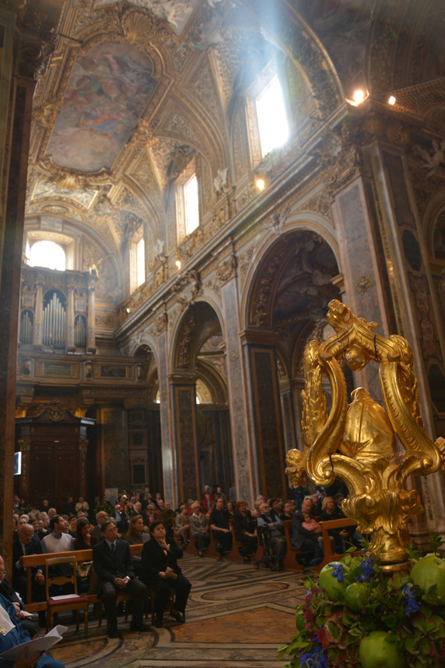 Un'immagine interna della chiesa