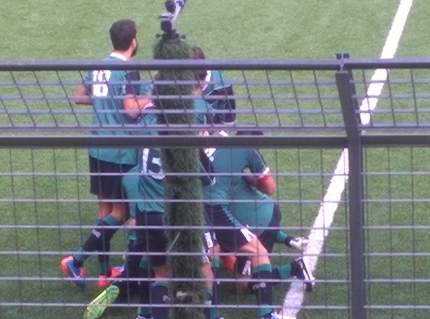 Troisi sommerso dai compagni dopo il 2-1 (foto Gazzetta Regionale)