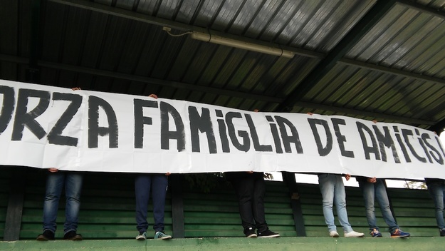 Lo striscione dei tifosi del Casal Barriera
