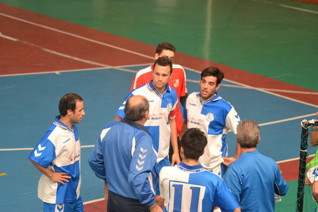 Paolo Forte con i suoi ragazzi durante un time out