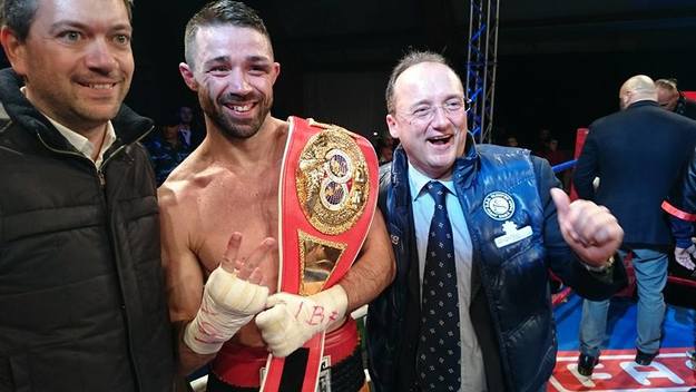 Il neo campione De Carolis con i padroni di casa Verde e Angelucci (Foto © Facebook)