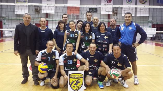 Foto di gruppo per l'Eretum Volley