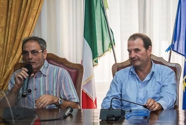 A sinistra il presidente del Gaeta, Belalba, a destra il Sindaco Mitrano
