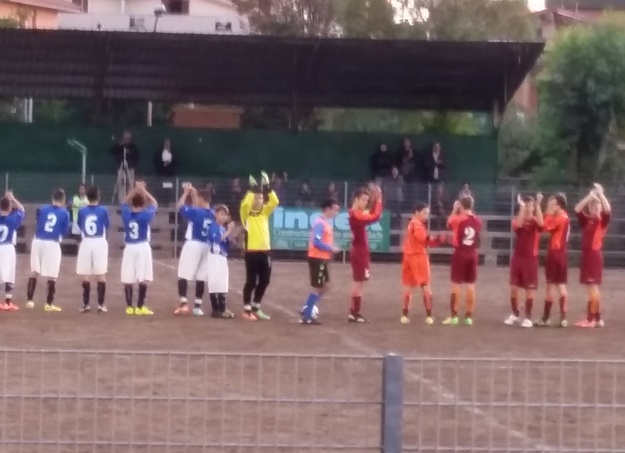 Il saluto delle due squadre