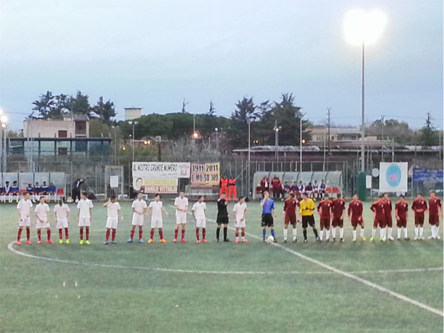 Pro Roma e Vigili Urbani schierate a metà campo ©GazzettaRegionale