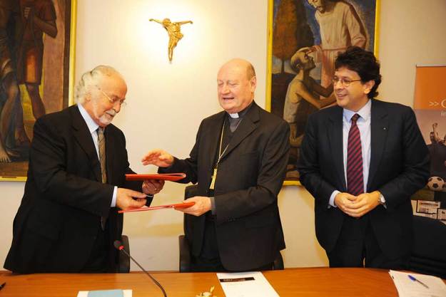 Il Cardinale Angelo Ravasi tra il direttore editoriale di ITALPRESS Italo Cucci e il direttore responsabile Gaspare Borsellino © ITALPRESS