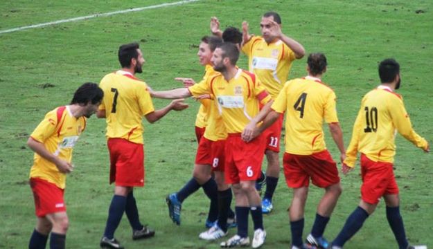 I padroni di casa calano il poker