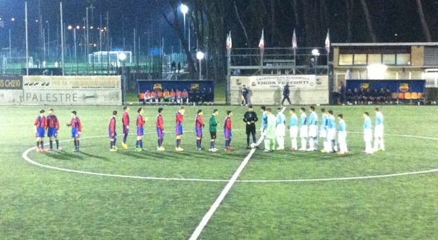 Il saluto delle squadre a centrocampo