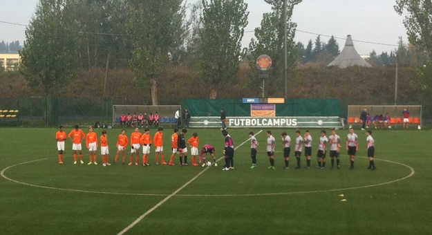 Il saluto delle due squadre a centrocampo