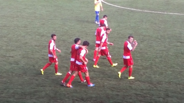 L'esultanza dopo il 3-0 di Cerroni