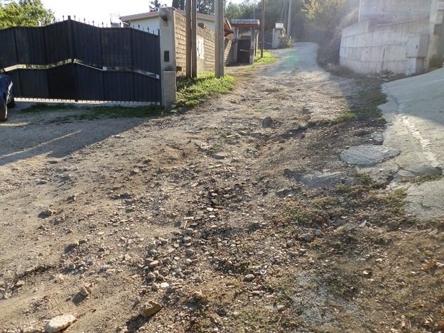 Via Azzalora, qui mancano anche i servizi primari