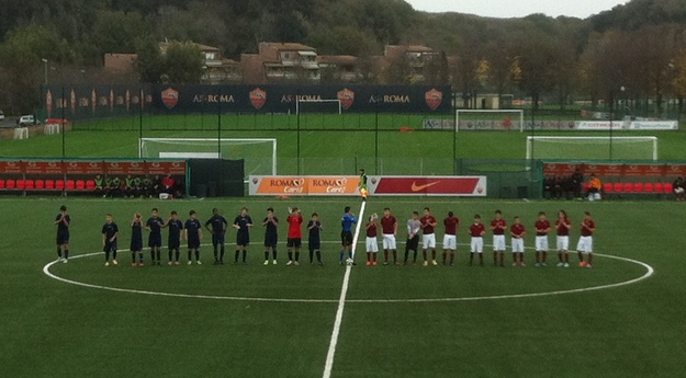 Il saluto delle squadre a centrocampo