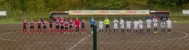 Cre. Cas. e Fonte Nuova a metà campo prima dell'inizio del match