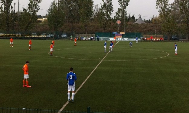 Le squadre schierate al fischio d'inizio