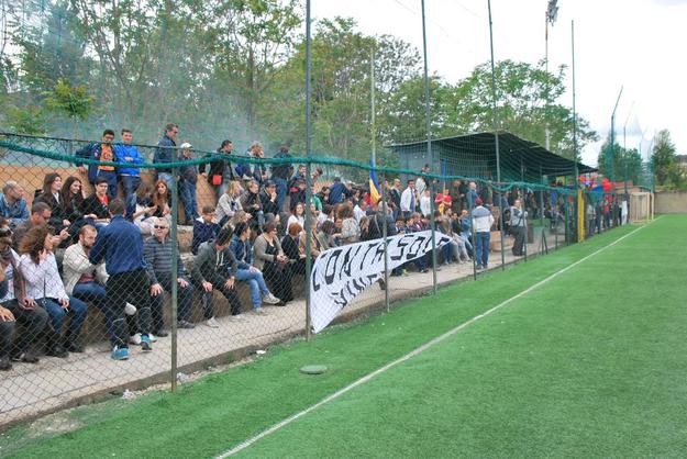 Spalti gremiti al centro sportivo "Cotral" (foto Stefano Pioli)