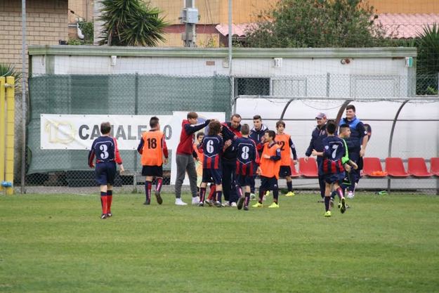 L'esultanza dei ragazzi di Massimiliano Di Giulio ©fiumicinocalcio1926