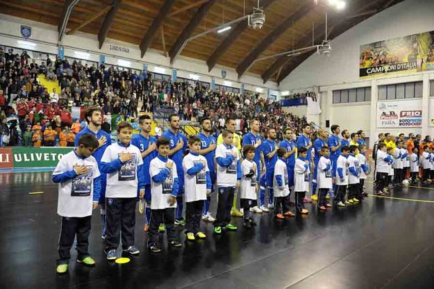 Il momento dell'inno (Foto © CASSELLA/Divisione Calcio a cinque)