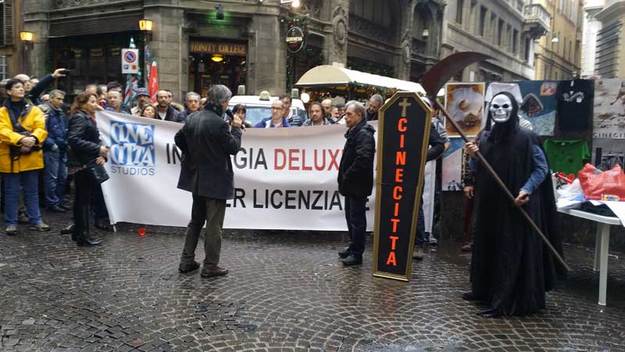 Uno scatto della protesta dei lavoratori di Cinecittà ©GazzettaRegionale