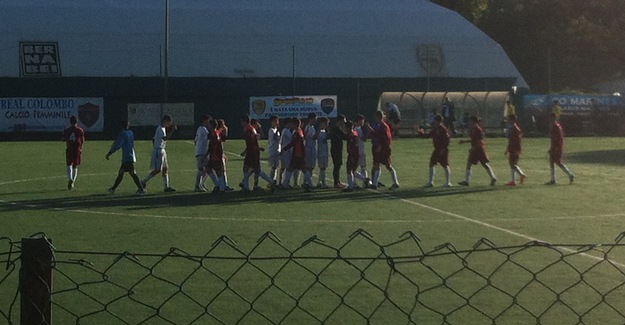 Le squadre salutano a centrocampo