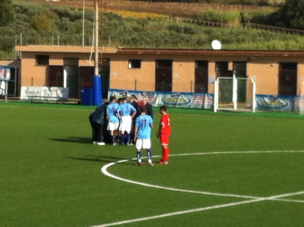Gli staff delle due squadre prestano soccorso all'arbitro