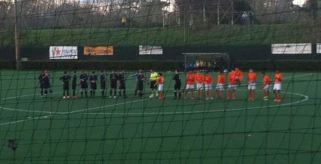 Le squadre a centrocampo prima del match