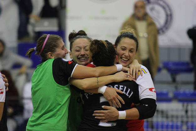 La Pomposelli festeggiata dalle compagne (Foto © Shefutsal)