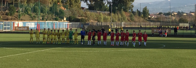 Le due squadre schierate a centrocampo