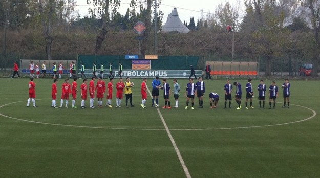 Le squadre salutano a centrocampo