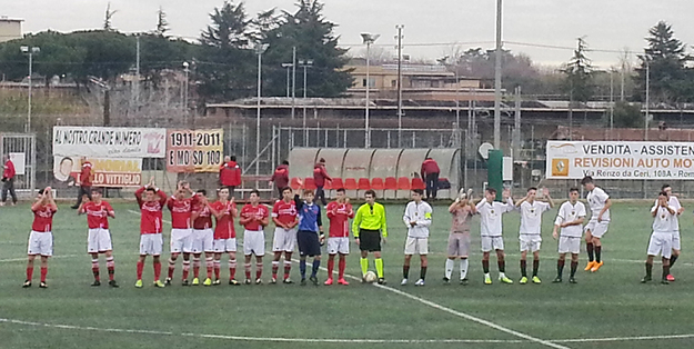 Le due squadre a centrocampo © GazzettaRegionale