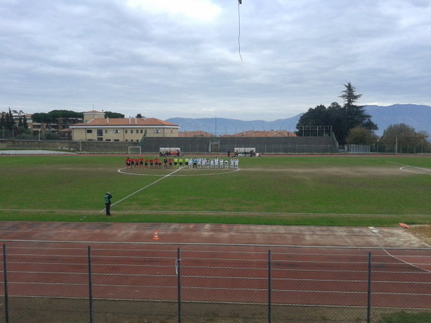 Le squadre schierate a centrocampo 
