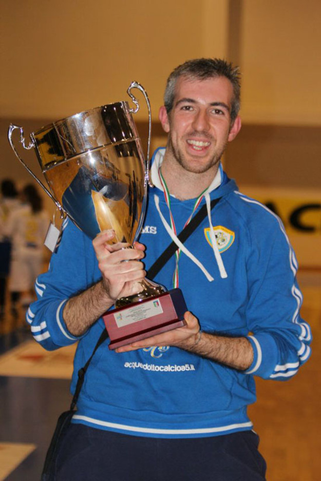 Capatti con la Coppa Lazio vinta con L'Acquedotto