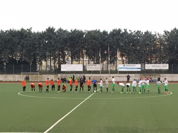 Le squadre schierate a centrocampo