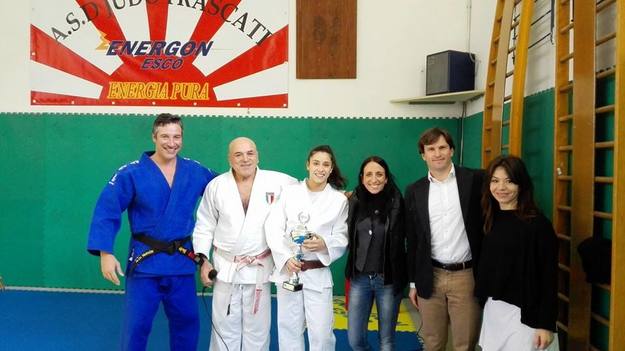 Moraci (il secondo da sinistra) premia la Fiorentini 